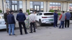 "Як хонаро ба чанд кас фурӯхтааст" "Як хонаро ба чанд кас фурӯхтааст"