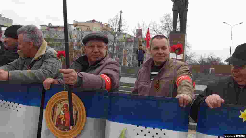 Як тільки оператор вмикає камеру, з ним одразу починають працювати ще один-два «куратори». Один за рукав тягне оператора в потрібний бік, інший розгортає йому камеру в потрібному напрямку, щоб була приблизно така картинка. Якщо знімальна група чинить опір і намагається зняти те, що потрібно їй – не вишколений «народ» із виданими під розписку плакатами, а, наприклад, як «самооборонівці» грудьми затуляють від камери свого підшефного «ввічливого чоловічка», або взяти інтерв'ю у випадкової людини, яка йде через площу, тоді ставлення різко змінюється. Знімальну групу під улюлюкання вмить організованої групи осіб у двадцять «мітингувальників» (але територія без нагляду не залишається, в кожному секторі є незмінні чергові) виштовхують з майдану.  