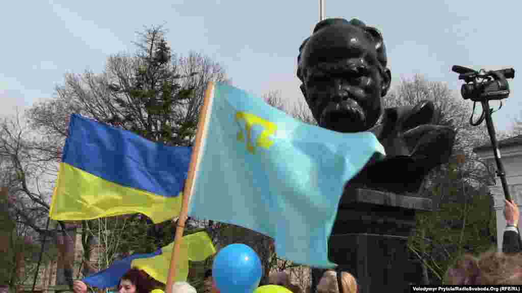 Сотні активістів вийшли до пам’ятника Тарасу Шевченку в Сімферополі, в день його 200-річного ювілею. Тоді ж городяни відкрито виступили проти проведення російського референдуму в Криму і російської окупації півострова. Площу біля пам’ятника заповнили українські прапори і повітряні кулі кольору неба і полів пшениці