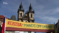 В Чехии вышли на акцию протеста против Путина с крымскотатарскими флагами (видео) В Чехии вышли на акцию протеста против Путина с крымскотатарскими флагами (видео)