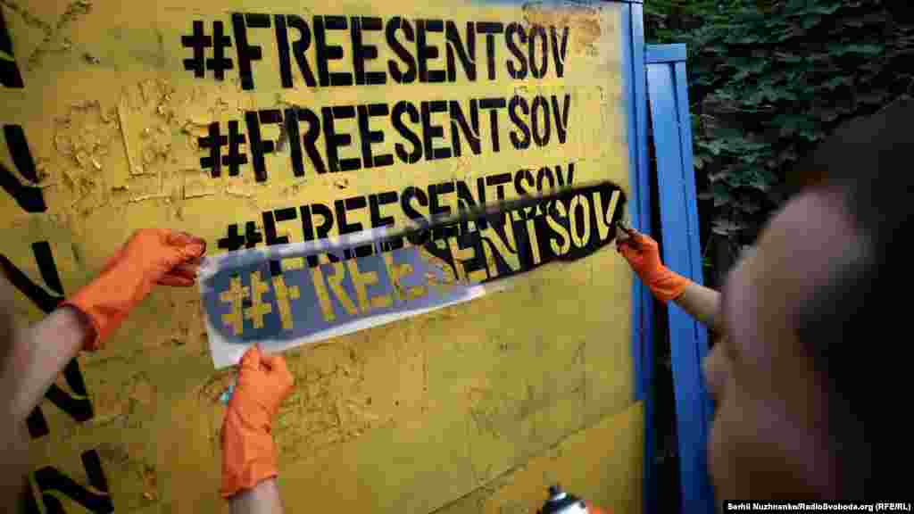 Активисты раскрасили забор в синий и желтый цвета, написав на нем «FreeSentsov»
