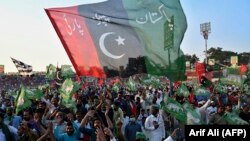 پاکستاني رسنۍ لیکي چې د ګوجرانواله جلسه کې زرګونو کسانو ګډون کړی و.