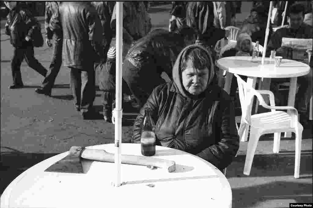 Фотограф и искусствовед Александр Ляпин вспоминает, что окружение фотографа не понимало, зачем он снимает «никакое ничто», ведь среди запечатленных моментов повседневной жизни позднего СССР не отыскать ничего особенного, а только безысходность и печаль