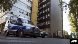 Полиция охраняет офис еженедельника "Шарли Эбдо", опубликовавшего карикатуры на пророка Мухаммеда.
