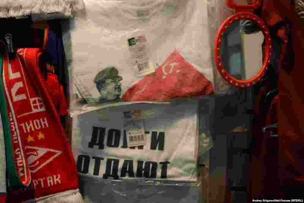 Еще один лоток с сувенирами на подступах к метро. Футболка индийская, цена на хлопчатобумажного вождя еще ниже, чем на шоколадного - 300 руб. 