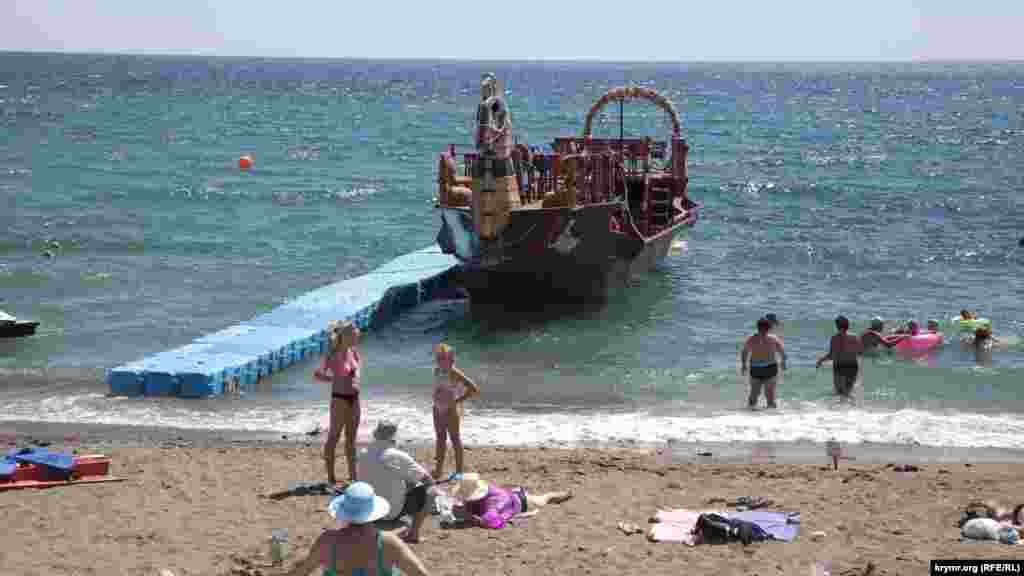 Морские экскурсии в Судаке пользуются спросом. На катере отсюда можно отправиться на Царский пляж – пятичасовая экскурсия с посещением грота Шаляпина обойдется взрослому в 1200 рублей, а ребенку в 900 рублей (437 и 328 гривен соответственно). Катера также курсируют в Ялту. Стоит такое путешествие 2000 рублей для взрослого и 1500 рублей для ребенка (728 и 546 гривен соответственно), дорога составит 3,5 часа в один конец