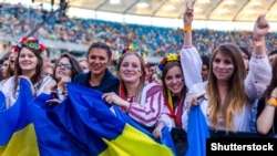 Молодь на концерті гурту «Океан Ельзи» на стадіоні Олімпійський у Києві, 21 червня 2014 року