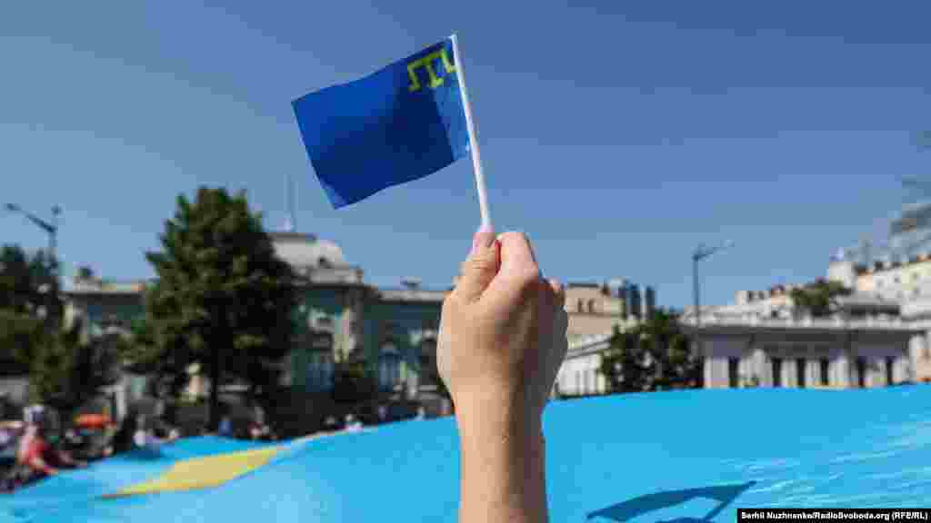 Кримськотатарський прапор розміром 16 на 9 метрів пошили учасники волонтерського центру «Разом до перемоги!» із Краматорська (Донецька область). Після того, як усі побажання будуть зібрані, його запустять на півострів з адміністративного кордону Криму з материковою частиною України 26 червня – в День національного прапора кримськотатарського народу  