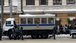 Сотрудники ОМОН догоняют протестующих в столице Татарстана Казани Сотрудники ОМОН догоняют протестующих в столице Татарстана Казани