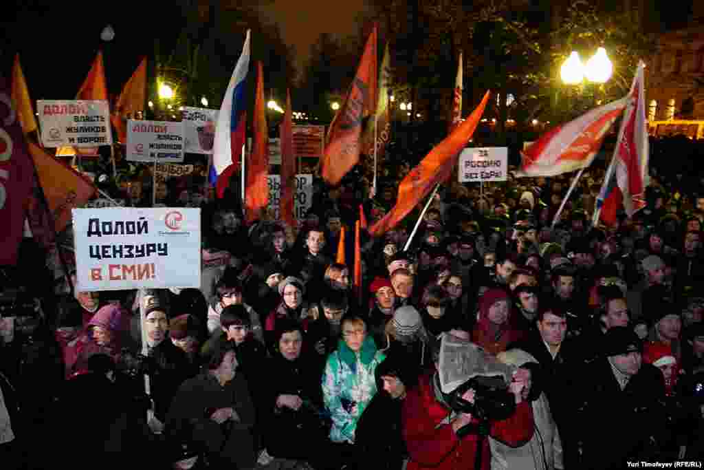 В центре Москвы несколько тысяч сторонников демократической оппозиции провели санкционированный митинг против фальсификации итогов голосования на  парламентских выборах.