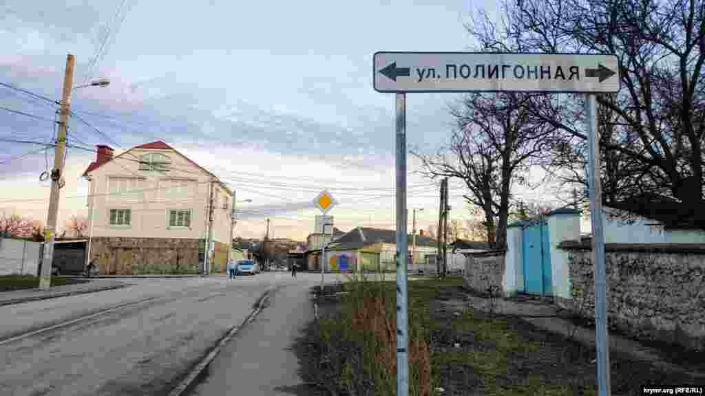 У цьому місці вулиця Чехова плавно закінчується. Її довжина  становить 1600 метрів