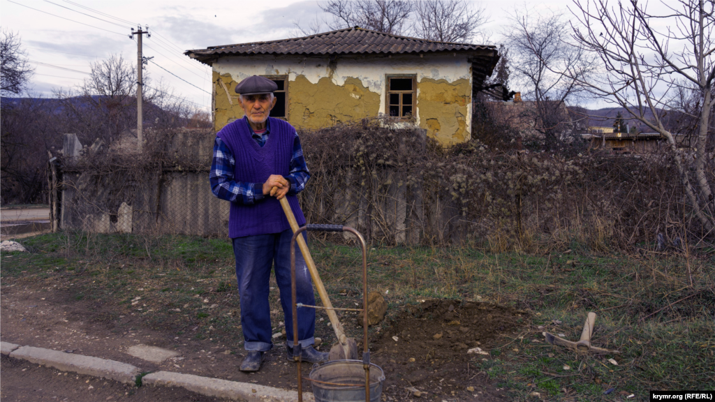 87-летнему Сейфуле-ага дома не сидится, он решил засыпать лужи на обочине. Из мест депортации – Кыргызстана – мужчина с родственниками возвратился на историческую родину в мае 1988 года