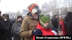Участники митинга "За чистое небо" в Красноярске