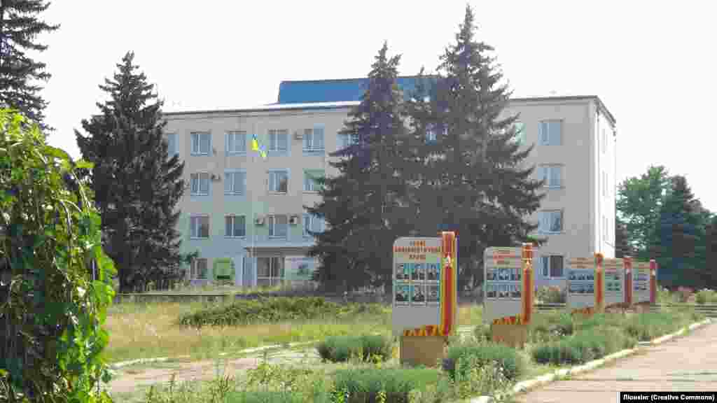 Административные здания в Марьинке, фотография сделана в августе 2014 года. После 16:00, вспоминает Алена Гром, "люди исчезали с улиц, поскольку вечером начинался обстрел"