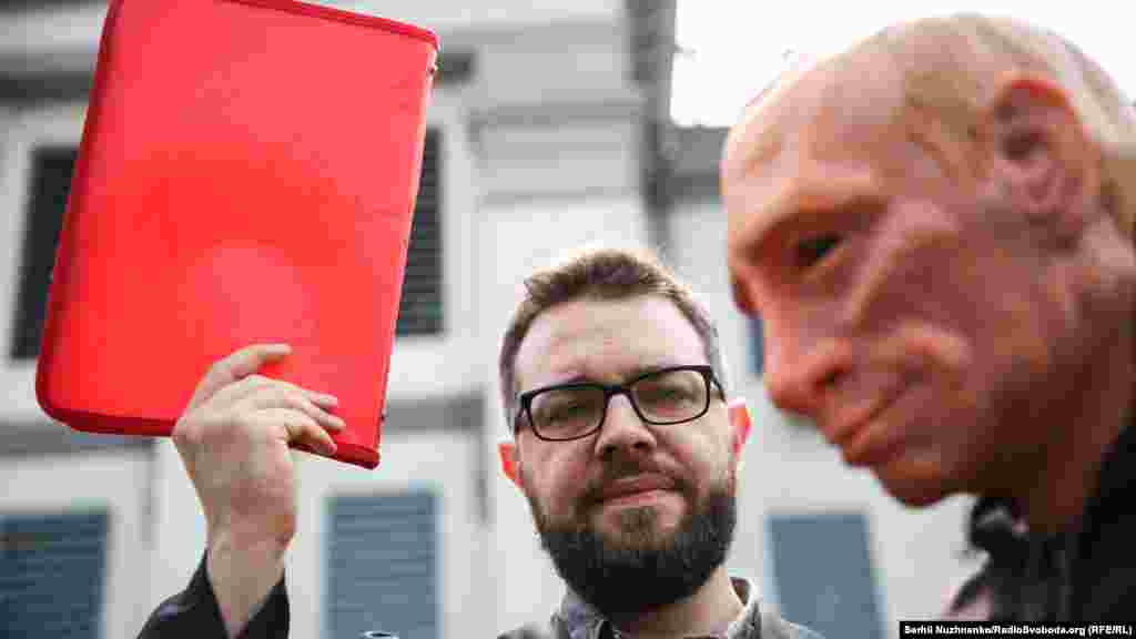 Путину показали «красную карточку»