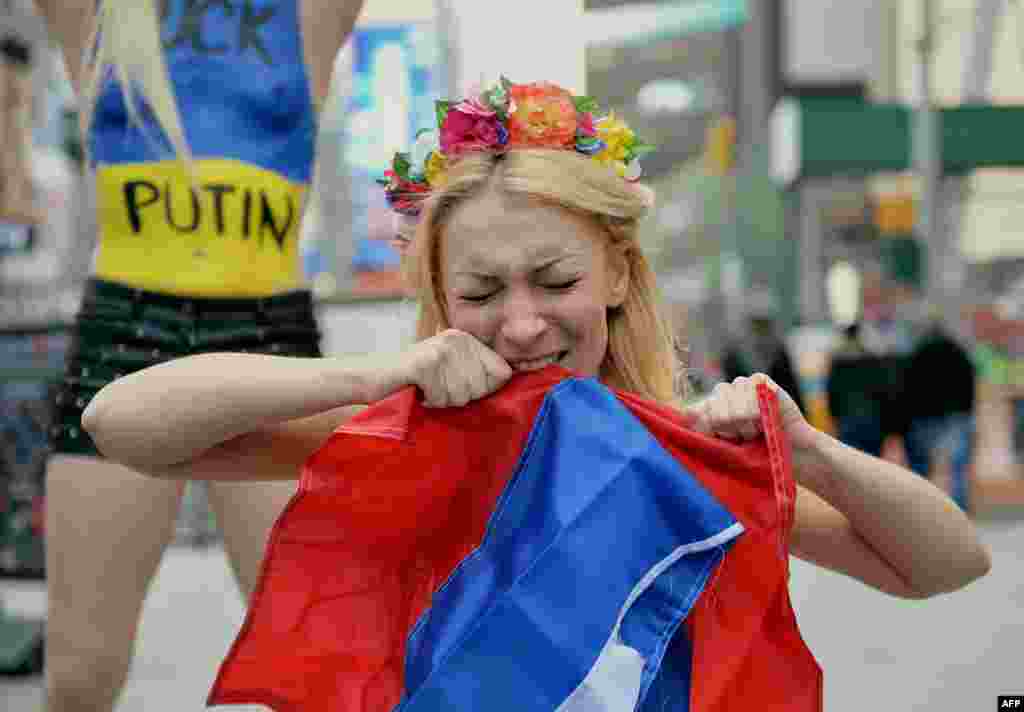 Лидер группы Femen Инна Шевченко во время акции протеста против российской интервенции в Крыму. Нью-Йорк, март 2014 года 