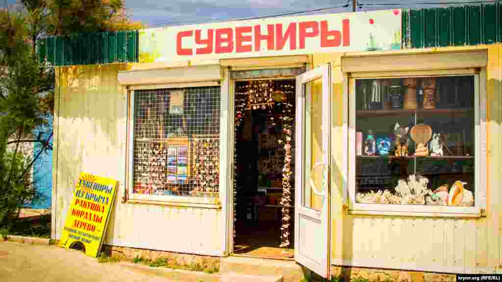Сувеніри – черепашка, корали, дерево – поки без клієнтів