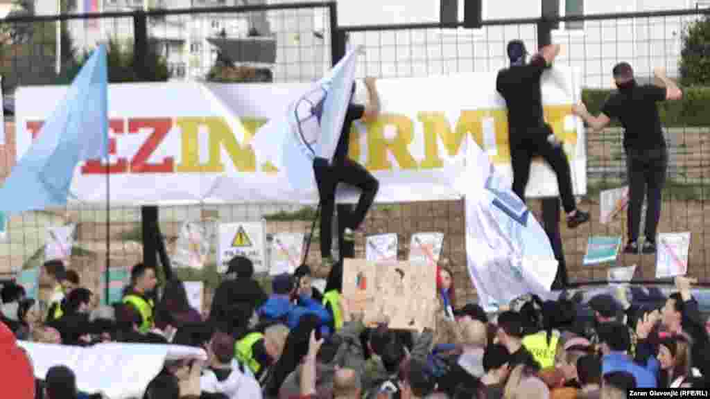 Demontranti su na ogradu koja je postavljena ispred TV Informer okačili više transparenata, a na jednom od najvećih piše - "Dezinformator". Organizatori protesta optužuju tu televiziju da je "politički bilten prerušen u medij".