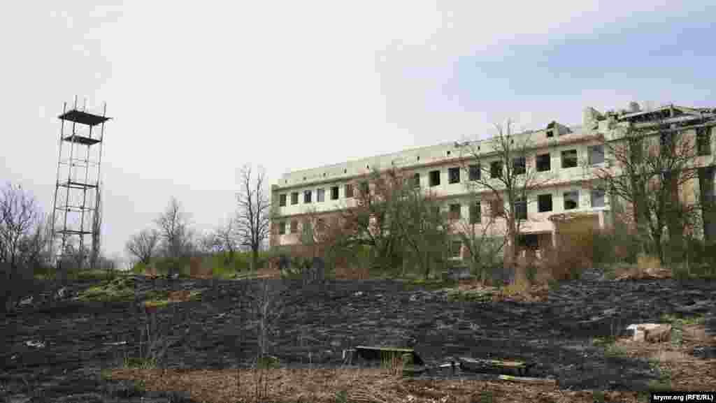 Руины бывшего центра управления луноходами в Симферопольском районе. В 2002 году Национальное космическое агентство Украины приняло решение свернуть свою деятельность в Школьном и полностью сосредоточиться на базе НИПа в селе Молочном под Евпаторией