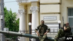 Наемники ЧВК "Вагнер" у штаба Южного военного округа в Ростове-на-Дону