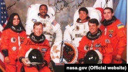 Екіпаж шаттлу «Колумбія» (STS-87, 1997 рік): Леонід Каденюк, Кевін Крегель, Стівен Ліндсі, Уїнстон Скотт, Калпана Чавла, Такао Дої (фото з сайту NASA)