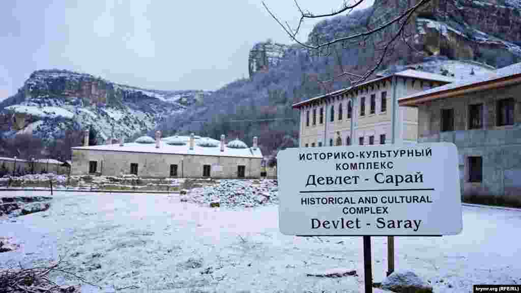 Неподалеку от Девлет-Сарая размещался комплекс сооружений, присущих многим мусульманским столицам: ханская мечеть, религиозное учебное заведение, а также мавзолей – родовая усыпальница правящей династии