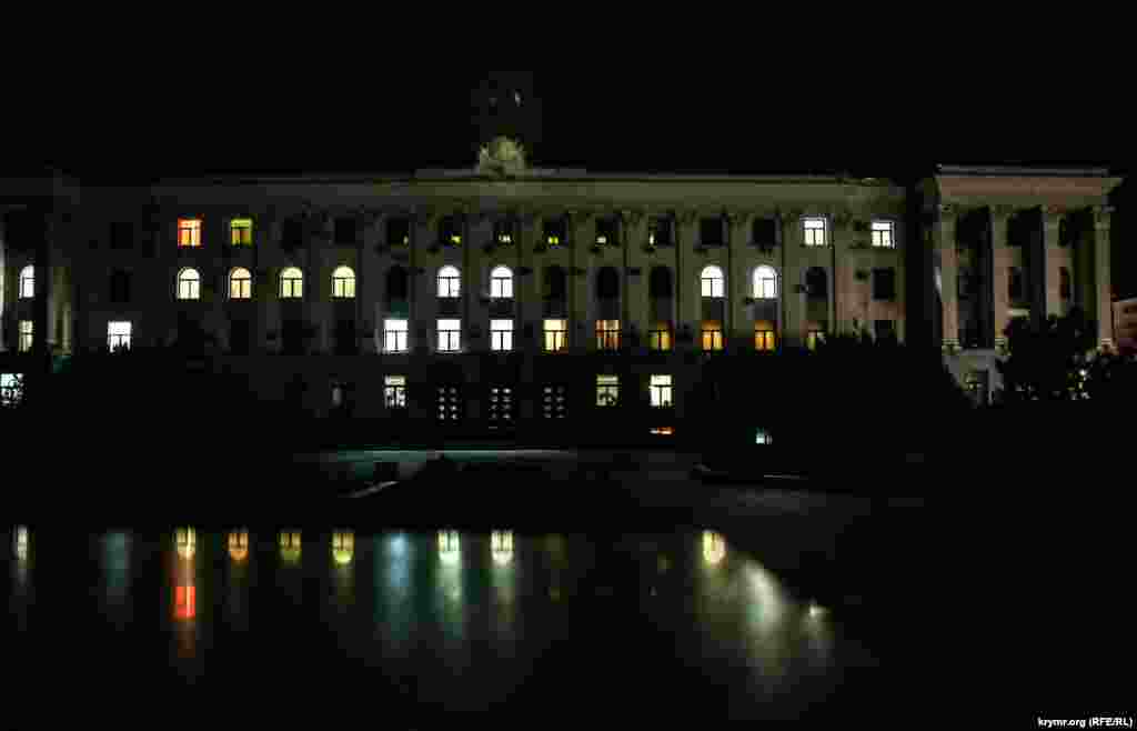 Совет министров Крыма тоже работает «непокладая рук» и ночью и днем