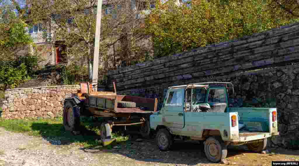 Проверенное годами детище Луцкого автозавода ЛуАЗ -969 «Волынь» (справа) в горном селе востребовано до сих пор