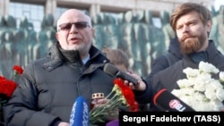 Помощник президента РФ, глава СПЧ Михаил Федотов и член СПЧ, директор Музея истории ГУЛАГа Роман Романов на мероприятии "Колокол памяти" 30 октября 2018 года