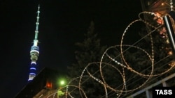 Колючая проволока вокруг телецентра «Останкино» в Москве, якобы в связи с тревожной ситуацией в мире