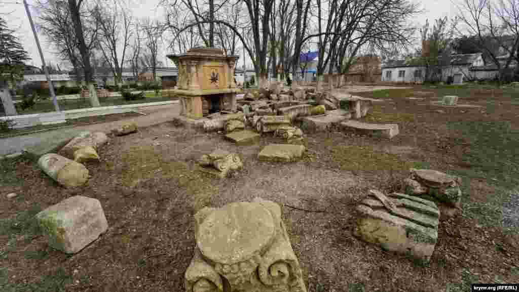 Фрагменты памятника в центре детского парка «Таш-Хан»