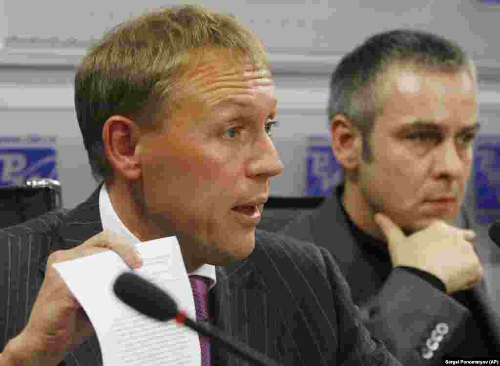 Andrei Lugovoi (left), a former KGB officer, and his associate Dmitry Kovtun, attend a news conference in Moscow on November 1, 2007. A British inquiry concluded in 2016 that Russian President Vladimir Putin probably approved an intelligence operation to kill Litvinenko. It identified Lugovoi, now a Russian lawmaker, and Kovtun as the primary suspects.   