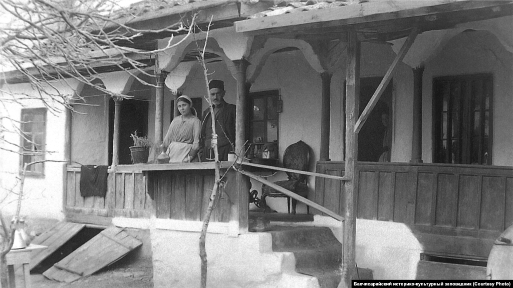 Дом в Бахчисарае, 1920-ые. Существовали четыре главных типа крымскотатарских домов: городской  одноэтажный (как на фото), двухэтажный предгорный, одноэтажный степной (из обмазанного глиной плетня или кирпича), а также одноэтажный южнобережный, сделанный из камня