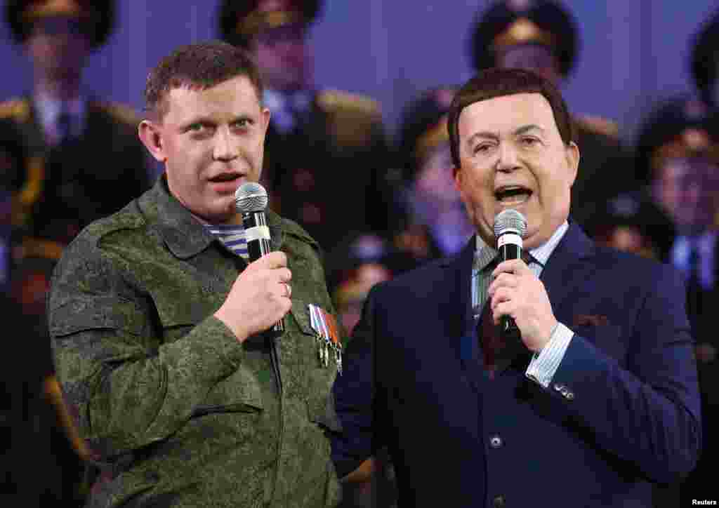 Александр Захарченко и Иосиф Кобзон на концерте в Донецке 