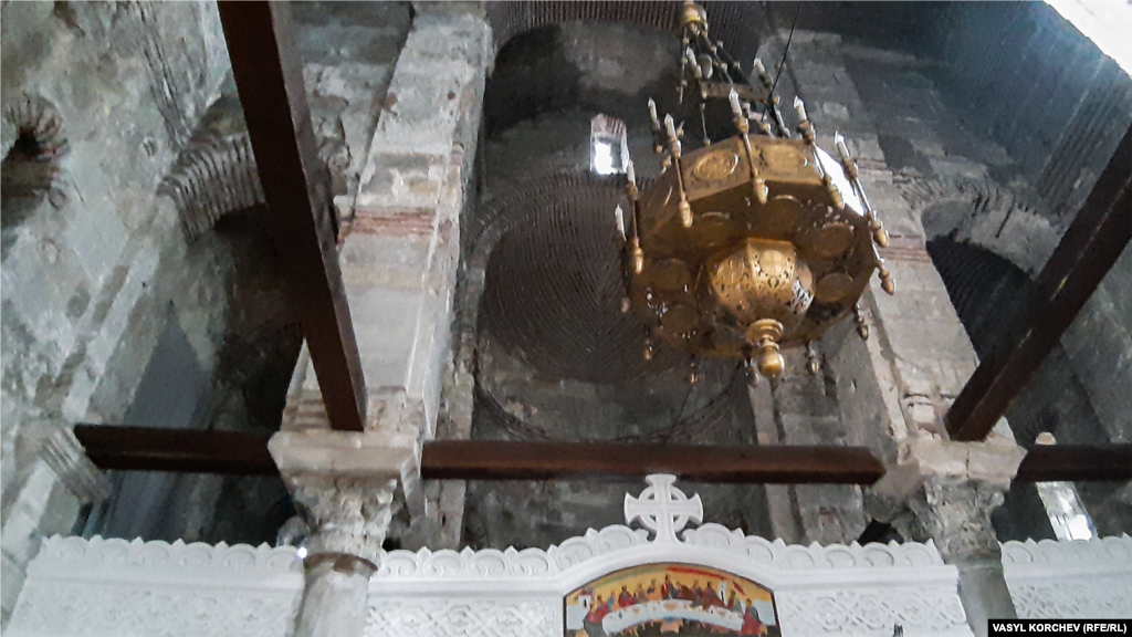 На стінах, в арках і віконних отворах, викладених з каменю, чітко видно смуги. Це плінфи – пластини з обпаленої цегли, які, як вважається, робили будівлю більш сейсмостійкою. Червоно-білі смуги на офіційному прапорі Керчі якраз символізують стіни храму Іоанна Предтечі – з білого каменю з червоними смужками