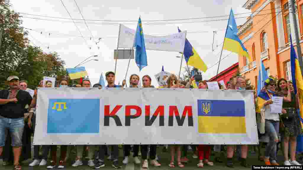 На «Марше защитников Украины», который в честь Дня Независимости Украины провели в Киеве ветераны боевых действий и представители общественных организаций, военные из Крыма прошли собственной колонной