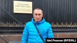 У посольства КНР в Москве депутат Госсовета Чувашии от КПРФ Александр Андреев провел пикет против строительства китайского молочного завода под Чебоксарами. 14 декабря 2019 г.