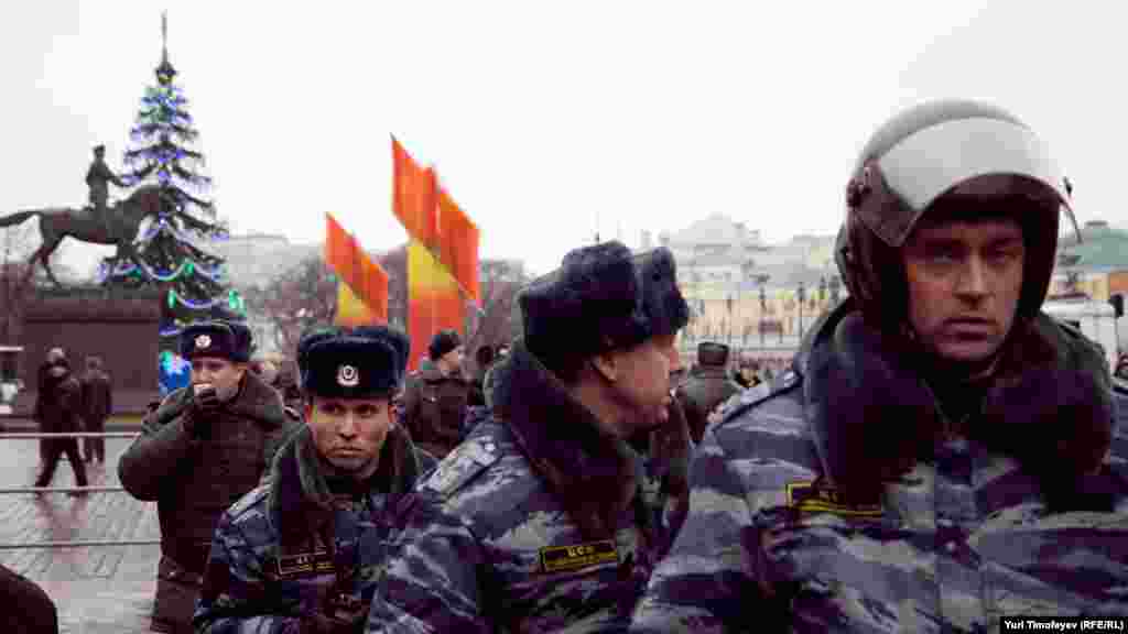 Активистам "Левого фронта" и объединений "Обманутых дольщиков" не удалось прорваться на Красную площадь, где планировалась несанкционированная акция "Народ против незаконных выборов!". 