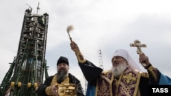 Освящение ракеты "Союз МС-08" на космодроме Байконур перед запуском