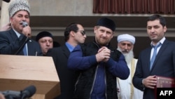 Глава Чечни Рамзан Кадыров (в центре) на открытии мечети в Шали