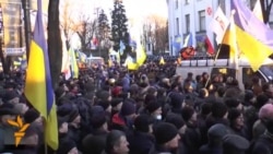 Демонстранты в Киеве у здания парламента требуют отставки правительства Демонстранты в Киеве у здания парламента требуют отставки правительства