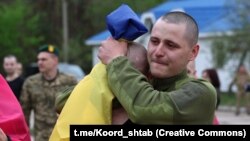 La întoarcerea prizonierilor ucraineni acasă, în urma unui schimb cu Rusia, pe 6 mai 2025