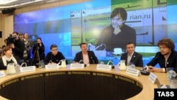 Журналист Ольга Романова, блогер Рустем Адагамов, журналист Леонид Парфенов, режиссер Георгий Васильев и блогер Илья Варламов (слева направо) во время пресс-конференции, посвященной созданию общественной организации «Лига избирателей»
