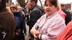 Желающие получить российский паспорт вынуждены стоять в огромных очередях Желающие получить российский паспорт вынуждены стоять в огромных очередях