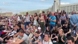 Протестующие сели на площади Независимости в Минске Протестующие сели на площади Независимости в Минске