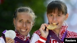 Ольга Каниськина (слева) и Елена Лашманова, ранее также дисквалифицированная за допинг
