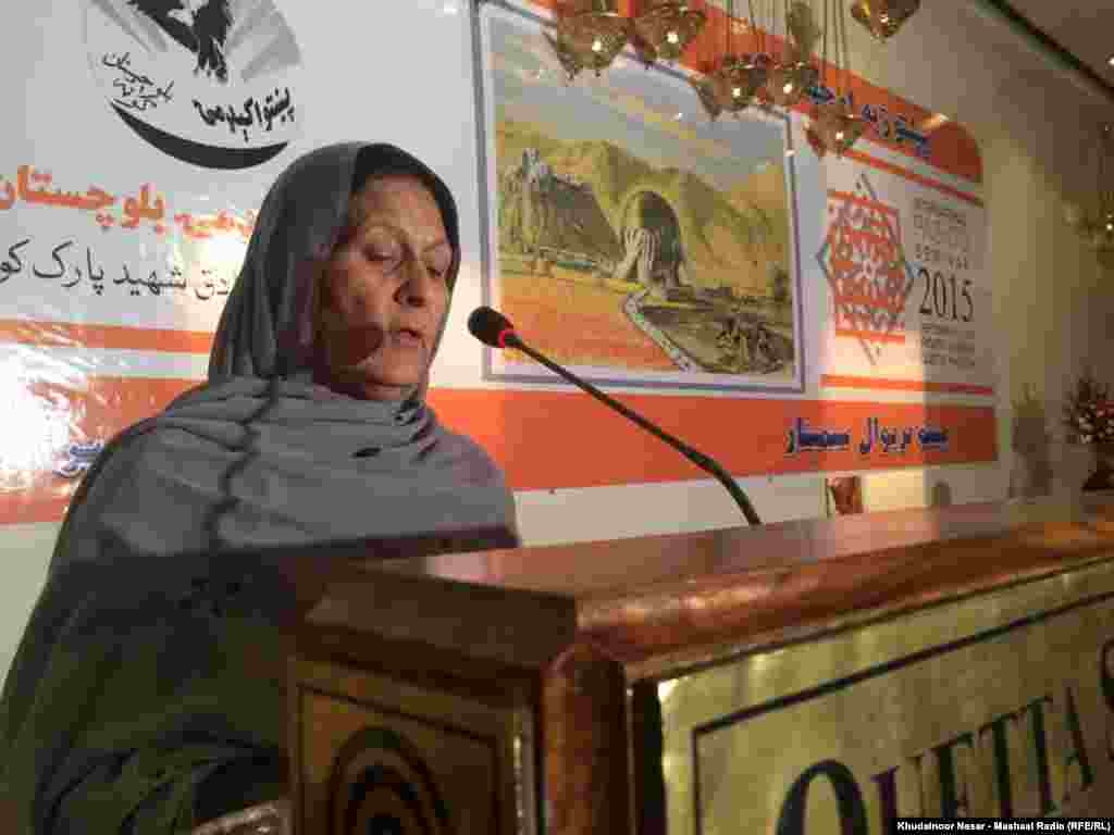 د کويټې پښتو نړيوال کنفرنس ۲۰۱۵ کې څيړونکې زرغونه رښتين خپله مقاله اوروي. 