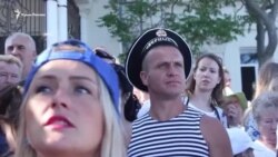 В Севастополе проводят парад в день ВМФ России (видео) В Севастополе проводят парад в день ВМФ России (видео)
