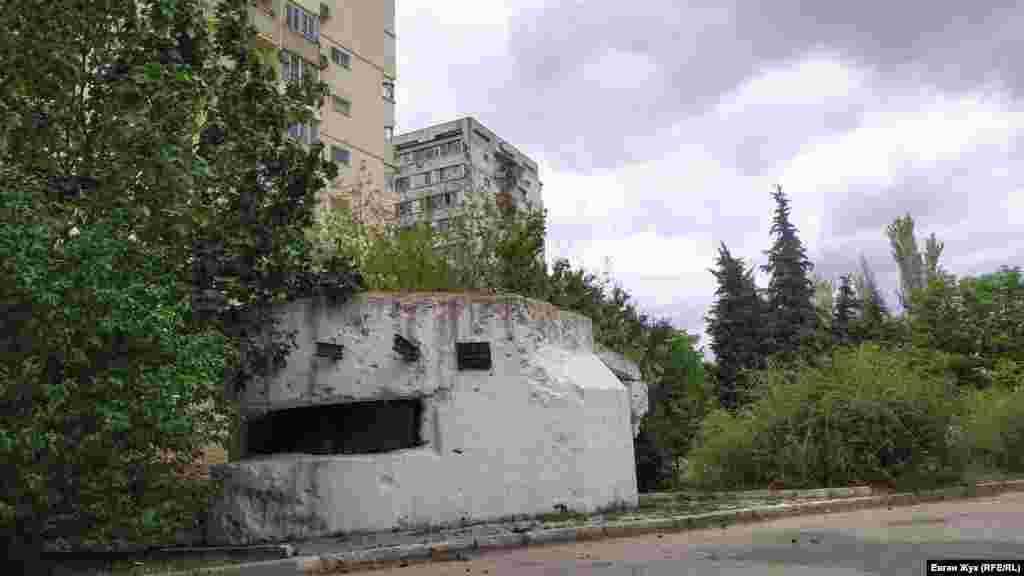 Артиллерийский ДОТ №31 на проспекте Генерала Острякова рядом с домом № 182. В довоенное время основная дорога в Севастополь проходила в районе нынешней улицы Хрусталева, а по направлению современного проспекта Генерала Острякова шла трамвайная линия в Балаклаву. Вот как раз трамвайную ветку и должен был обстреливать ДОТ №31