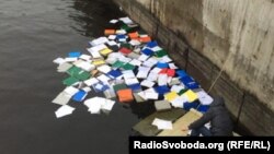 Команда YanukovychLeaks вылавливает из водохранилища под Киевом документы Виктора Януковича. 22 февраля 2015 года